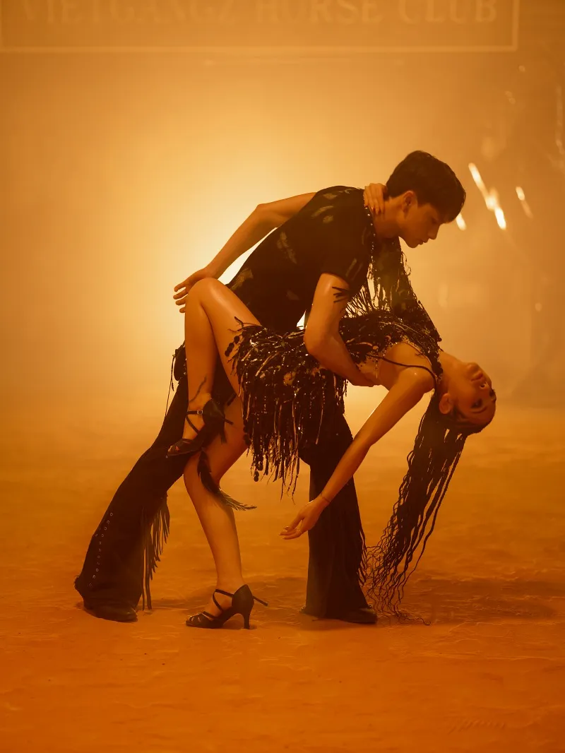 voh-du-uyen-pha-ken-ngoan-muc-trong-mv-dieu-khien-em-hai-long-13