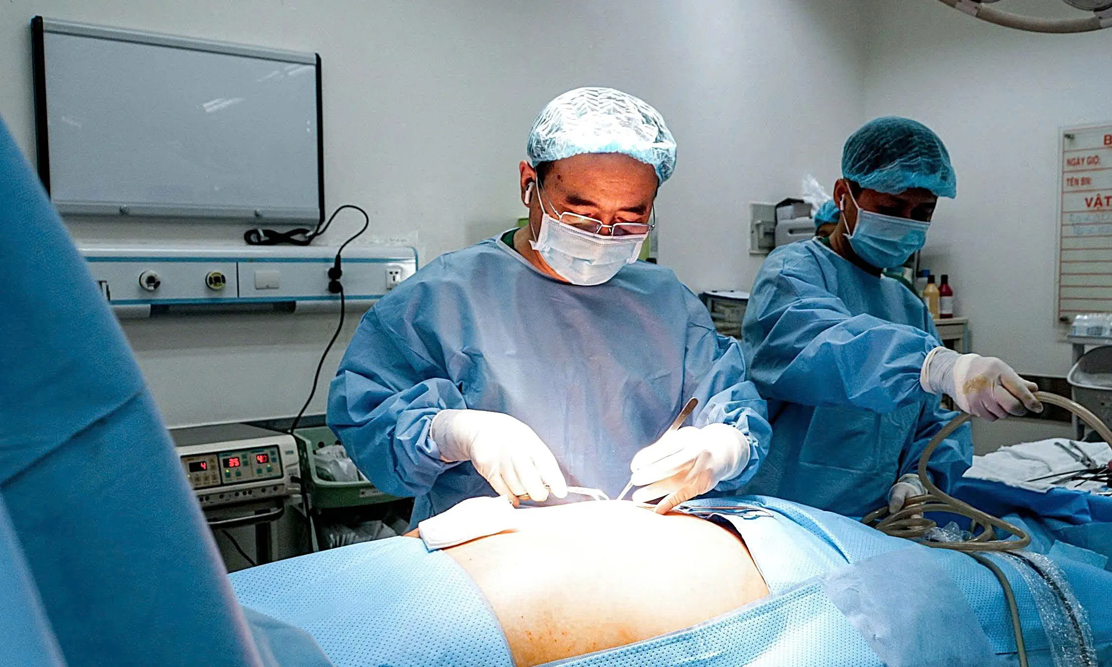 Nội soi giải phóng 2kg tạng đi lạc vào lồng ngực cụ bà 90 tuổi