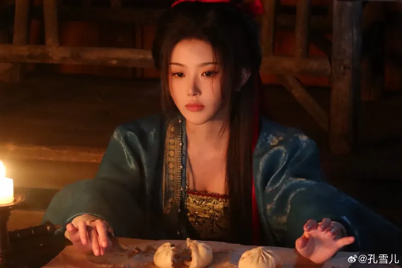 voh-ben-le-dien-vien-truc-ngoc-hoa-ra-toan-la-nguoi-nha-13