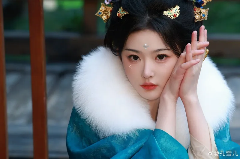 voh-ben-le-dien-vien-truc-ngoc-hoa-ra-toan-la-nguoi-nha-14