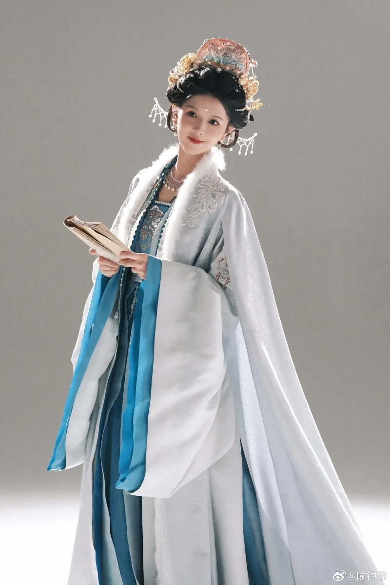 voh-ben-le-dien-vien-truc-ngoc-hoa-ra-toan-la-nguoi-nha-27