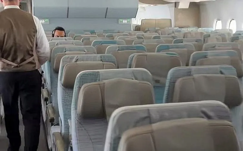Những hình ảnh và video chia sẻ trên mạng xã hội cho thấy nhiều hàng ghế trống trên các chuyến bay hướng về Dubai.