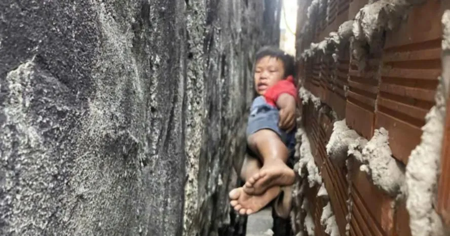20 phút giải cứu cháu bé bị mắc kẹt giữa hai bức tường nhà ở TPHCM