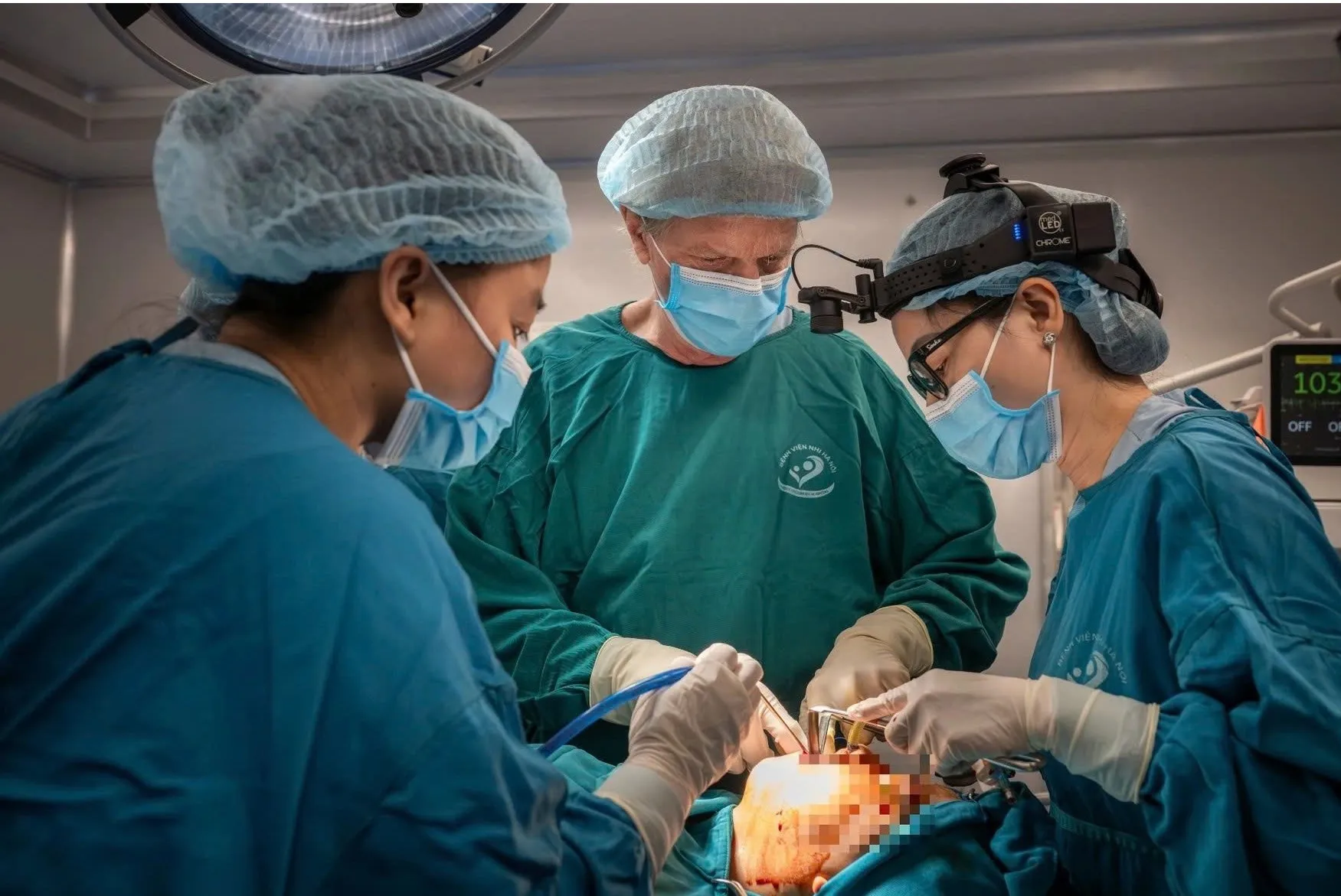 Bác sĩ Mỹ _ VN phối hợp thực hiện ca phẫu thuật