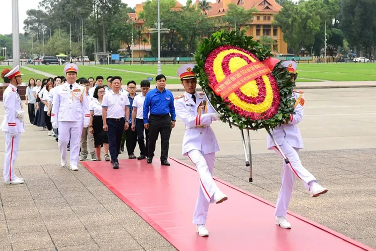 Đoàn đại biểu về dự Giải thưởng Gương mặt trẻ Việt Nam tiêu biểu và triển vọng năm 2025 vào Lăng viếng Bác