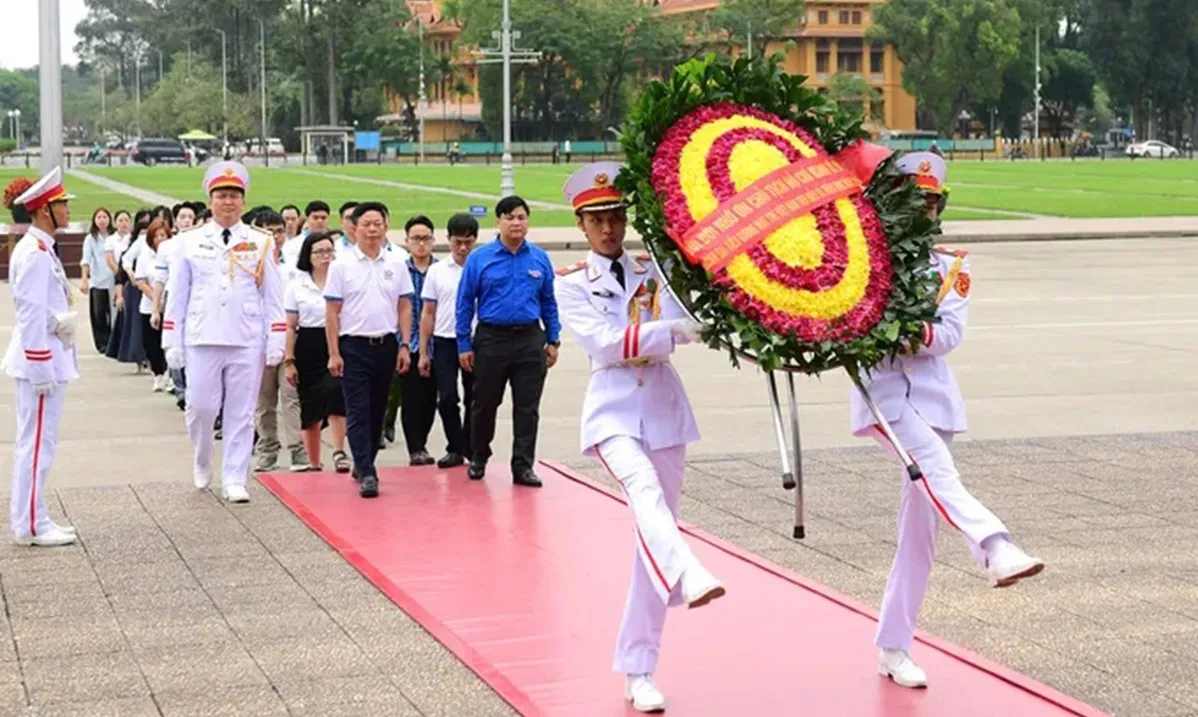 Tuổi trẻ Việt Nam tiêu biểu 2025 báo công dâng Bác trước giờ vinh danh