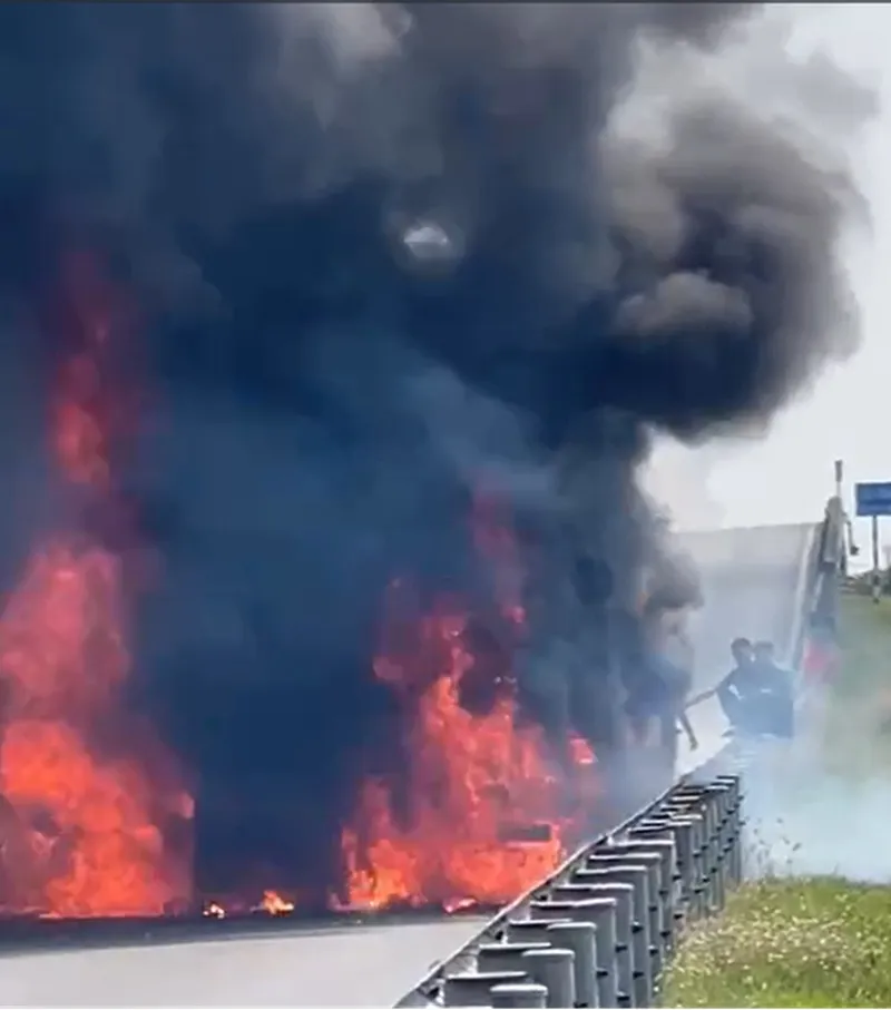 Hiện trường vụ cháy xe trên cao tốc - Ảnh cắt ra từ clip người dân cung cấp