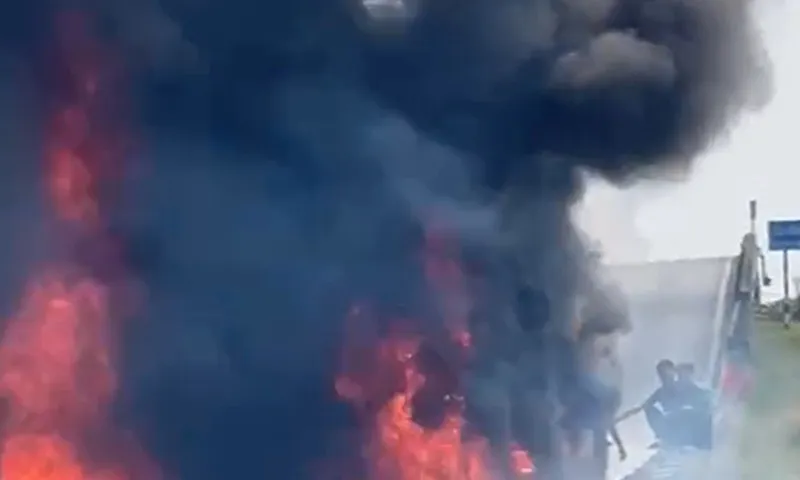 Container cháy ngùn ngụt, cao tốc ùn tắc kéo dài