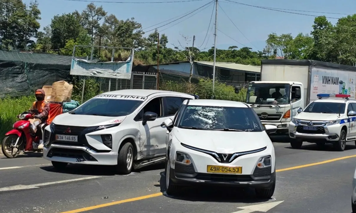 Mâu thuẫn gia đình, người đàn ông đuổi theo đập phá taxi giữa đường