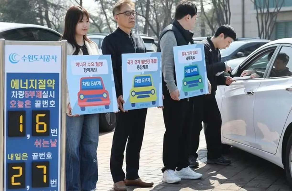 Hoạt động tuyên truyền về việc hạn chế xe theo biển số được tổ chức tại TP Suwon - Hàn Quốc hôm 23-3 - Ảnh YONHAP