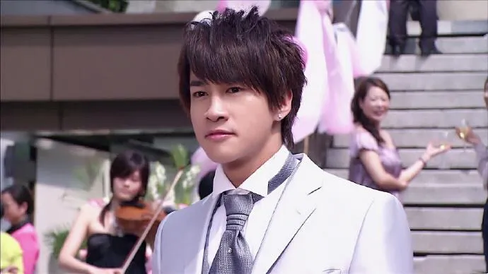 Hà Nhuận Đông gây sốt ở tuổi 51: Chuẩn mực tướng quân định nghĩa lại visual Cbiz 4