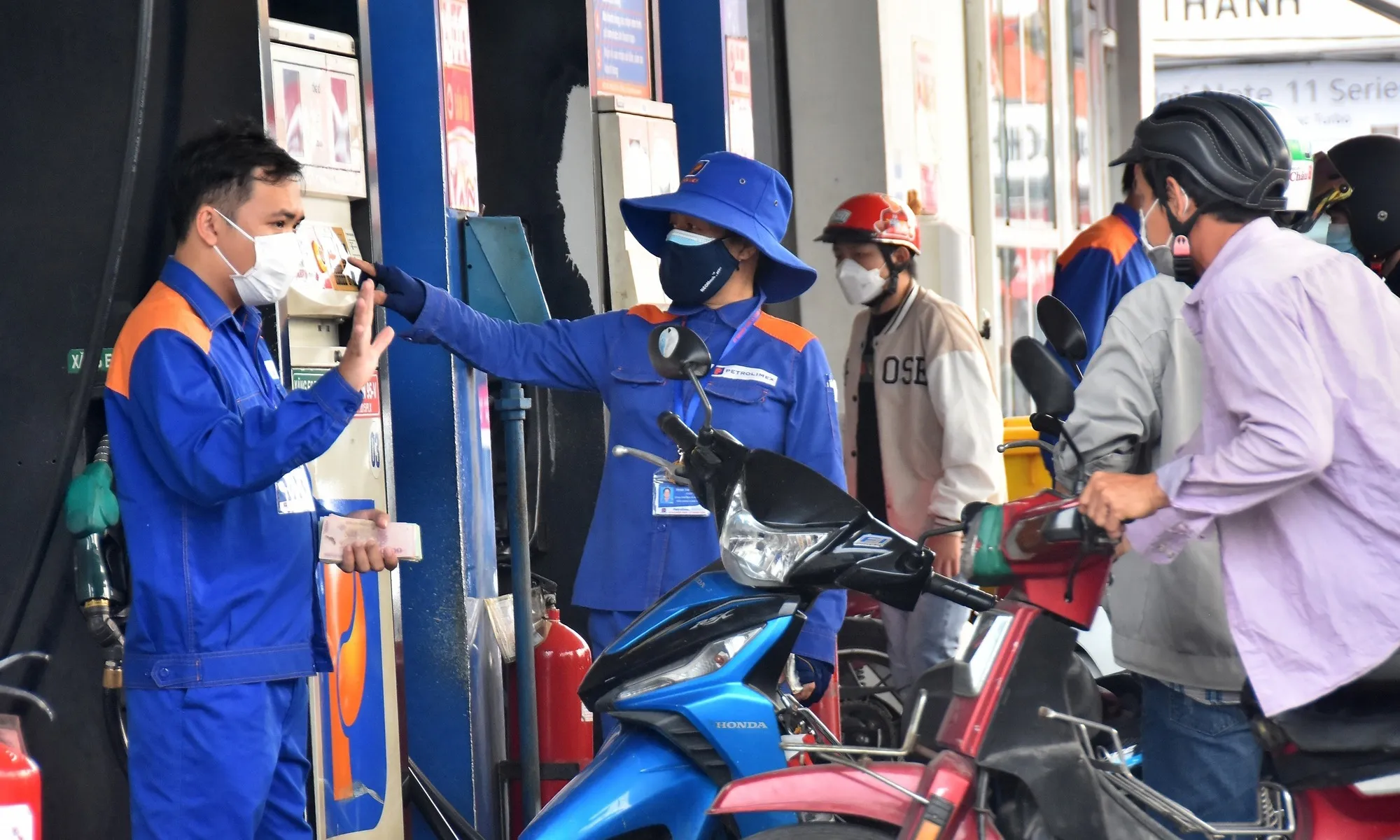 Giá xăng dầu giảm mạnh, RON95 hạ gần 4.000 đồng/lít