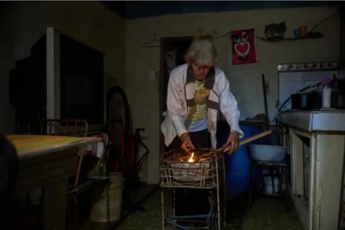 Một người dân Cuba nấu bữa tối trong thời gian mất điện ở Santa Cruz del Norte. Ảnh AP