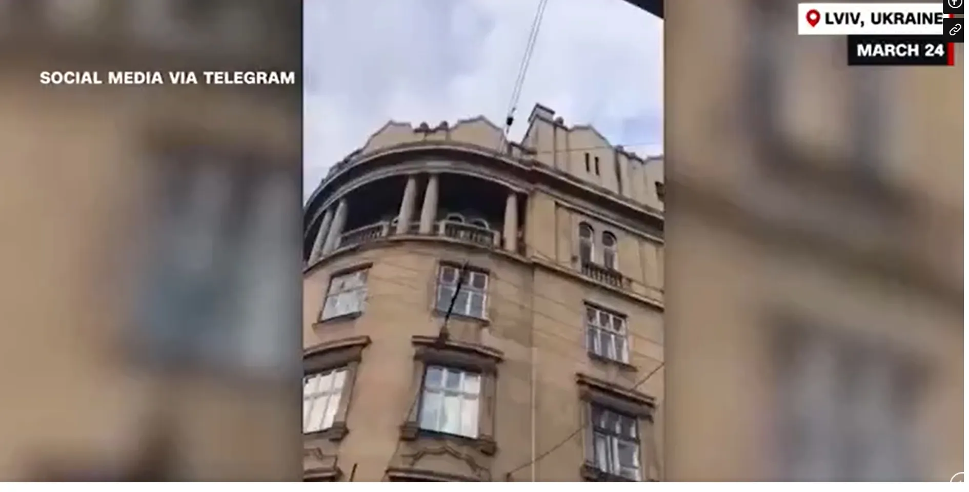 Một tòa nhà tại Ukraina bị hư hại sau cuộc tấn công