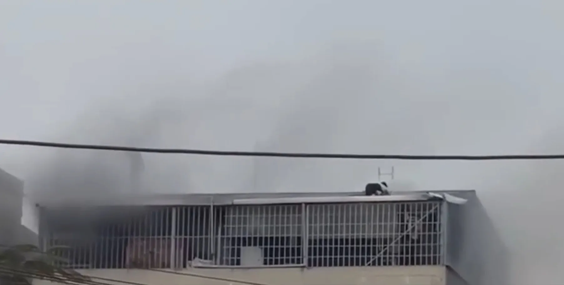 Người dân đang tìm cách phá mái tôn cứu người mắc kẹt