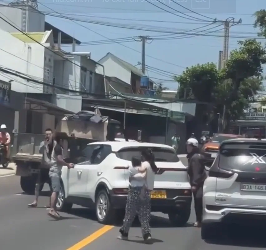 Người đàn ông dùng búa đập vỡ kính taxi