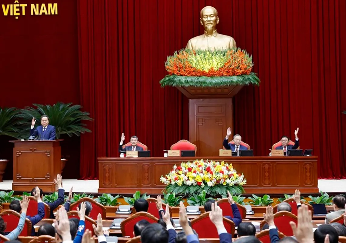 Tổng Bí thư Tô Lâm và các đại biểu biểu quyết thông qua Nghị quyết Hội nghị lần thứ hai Ban Chấp hành Trung ương Đảng khóa XIV - Ảnh TTXVN