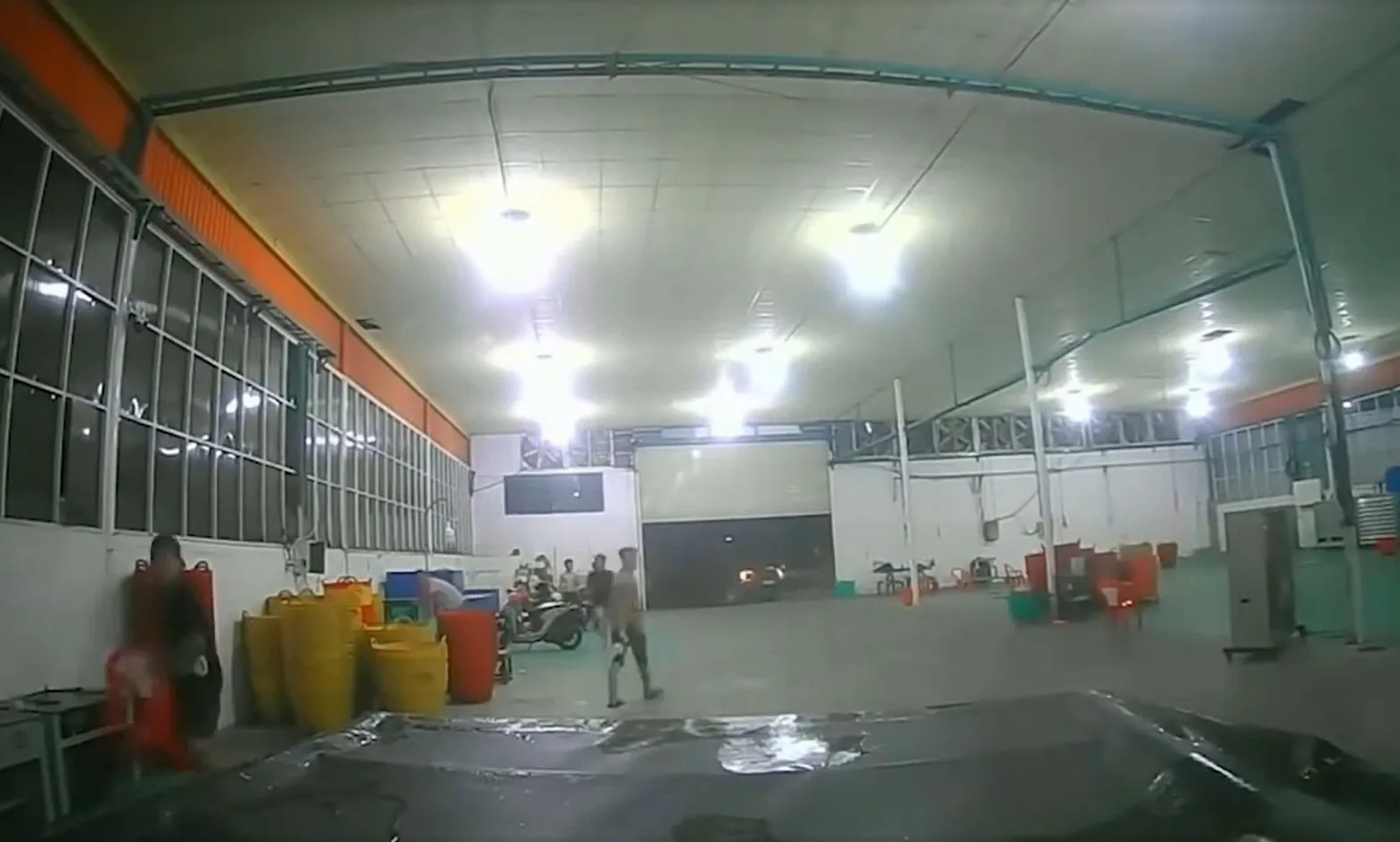 Hiểu nhầm mua bán sầu riêng, nhóm người truy đuổi, đập phá ôtô giữa đêm