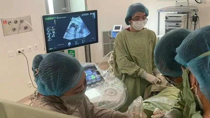 Thai nhi thoát nguy cơ suy tim nhờ đặt shunt dẫn lưu dịch màng phổi