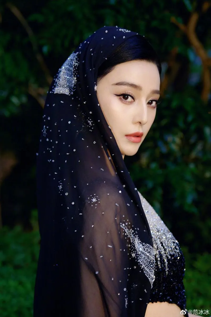 Phạm Băng Băng vướng nghi vấn hẹn hò đạo diễn Squid Game: "Nàng thơ" mới hay chiêu bài trở lại? 3 Phạm Băng Băng vướng nghi vấn hẹn hò đạo diễn Squid Game: "Nàng thơ" mới hay chiêu bài trở lại? 3