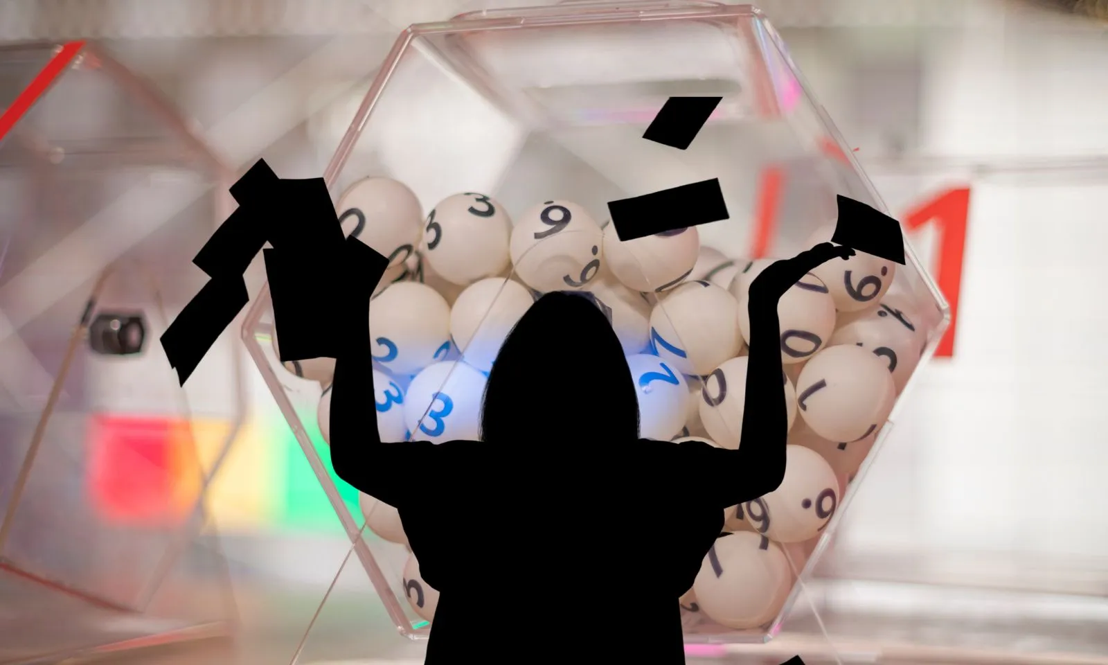 Hai khách TPHCM trúng độc đắc nhờ mua vé số sát giờ xổ