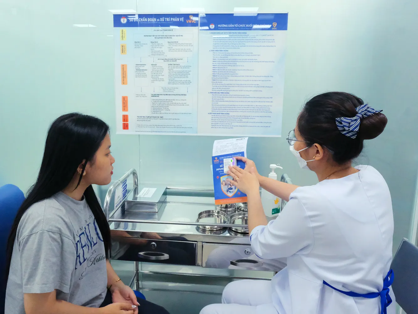 11 Người trẻ tiêm vắc xin não mô cầu nhóm ACYW