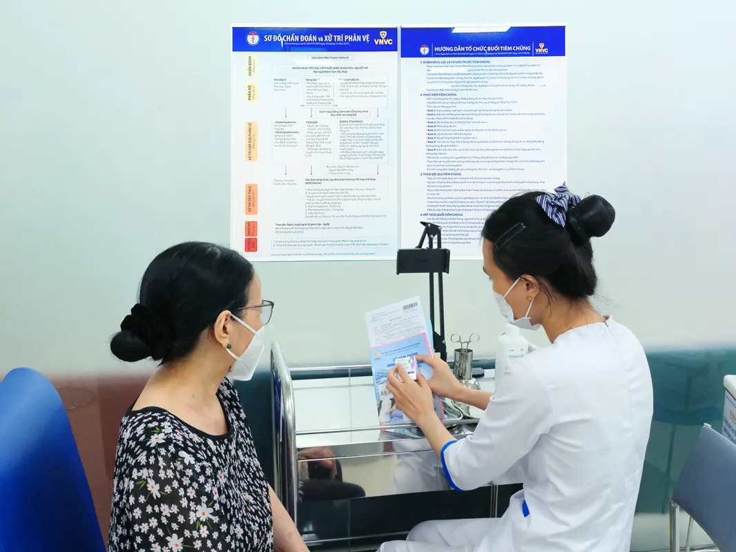 14. Người cao tuổi tiêm vắc xin não mô cầu ACYW tại VNVC