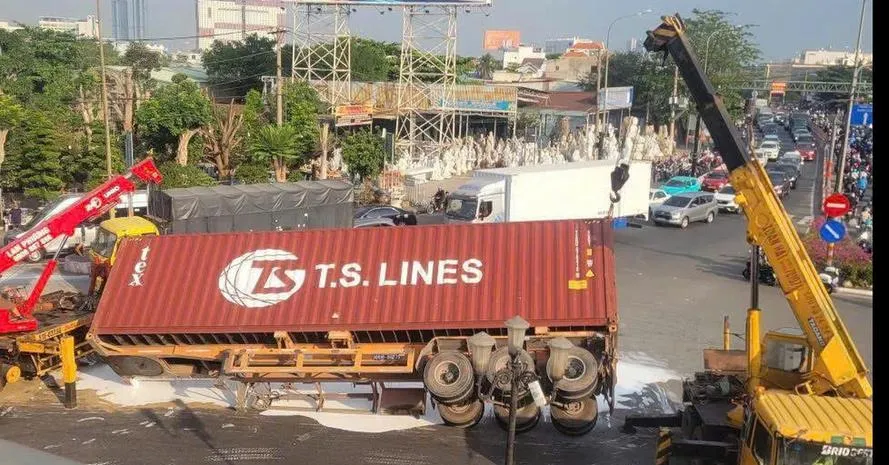 Container chở sơn lật tại vòng xoay, tài xế thoát nạn