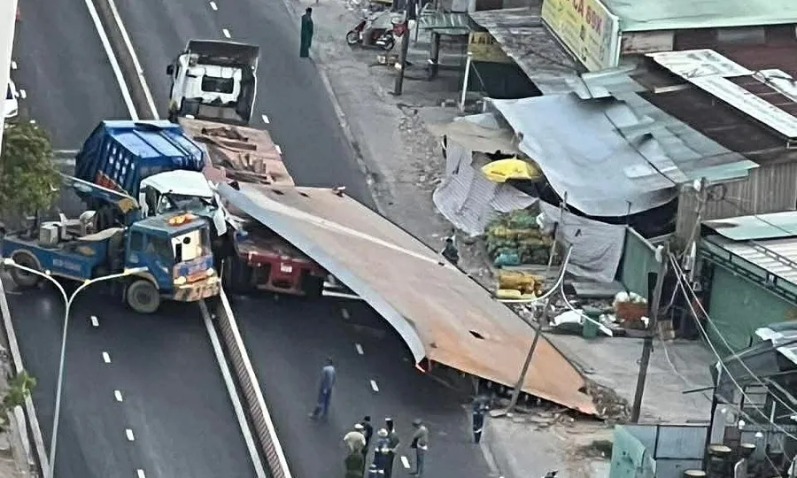 Tấm thép hơn 10 tấn rơi đè tài xế tử vong, đường Nguyễn Hữu Thọ kẹt xe hơn 2 km