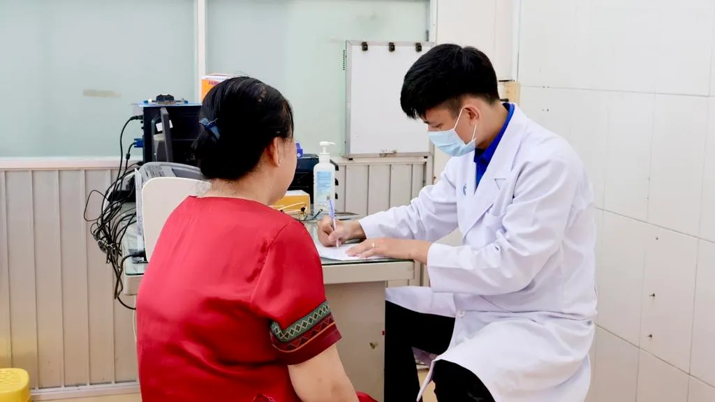 Người dân vui mừng khi được khám bệnh, phát thuốc và tặng quà