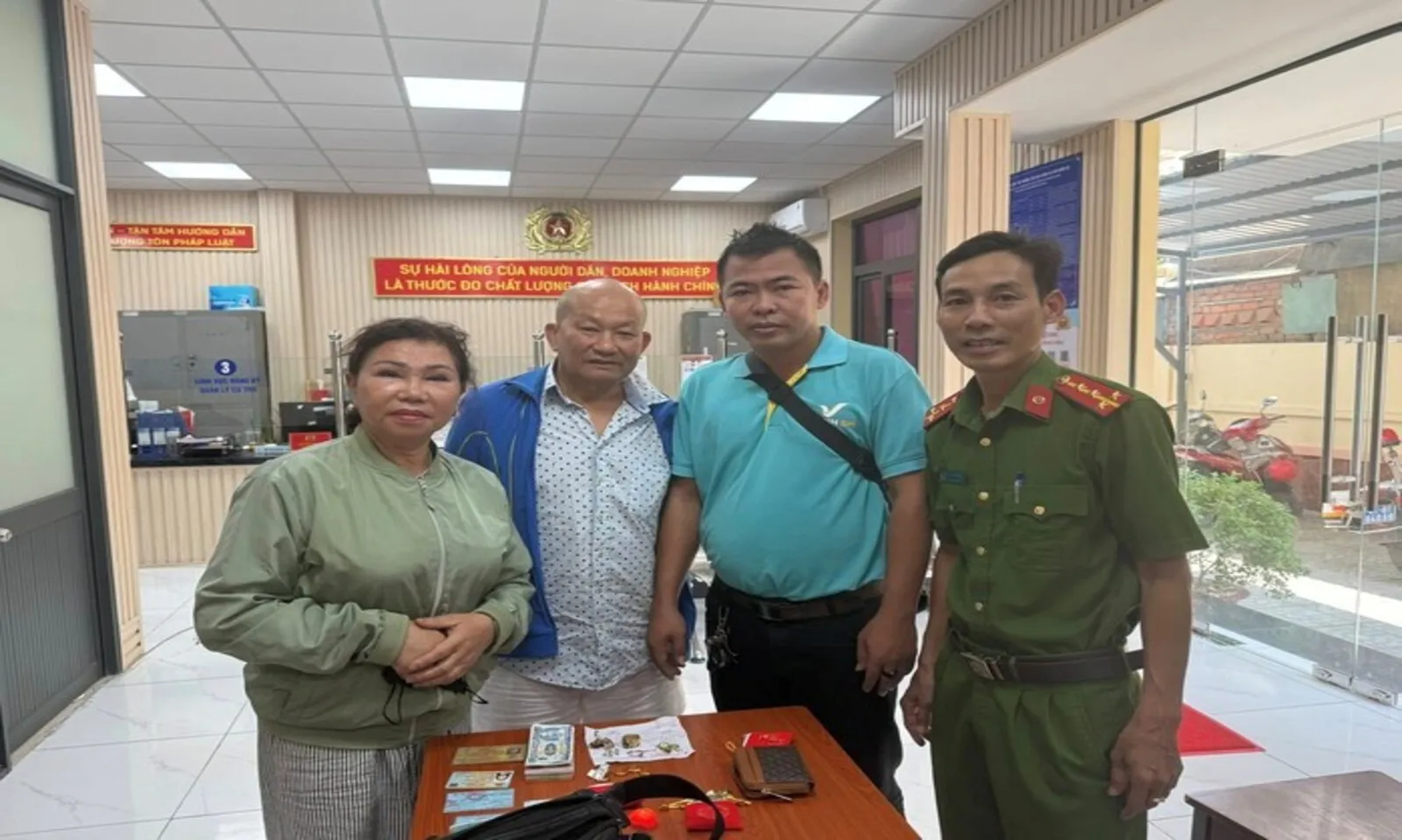 Bỏ quên túi hơn 3 tỉ đồng trên taxi, người phụ nữ nhận lại sau vài giờ - Hình 1