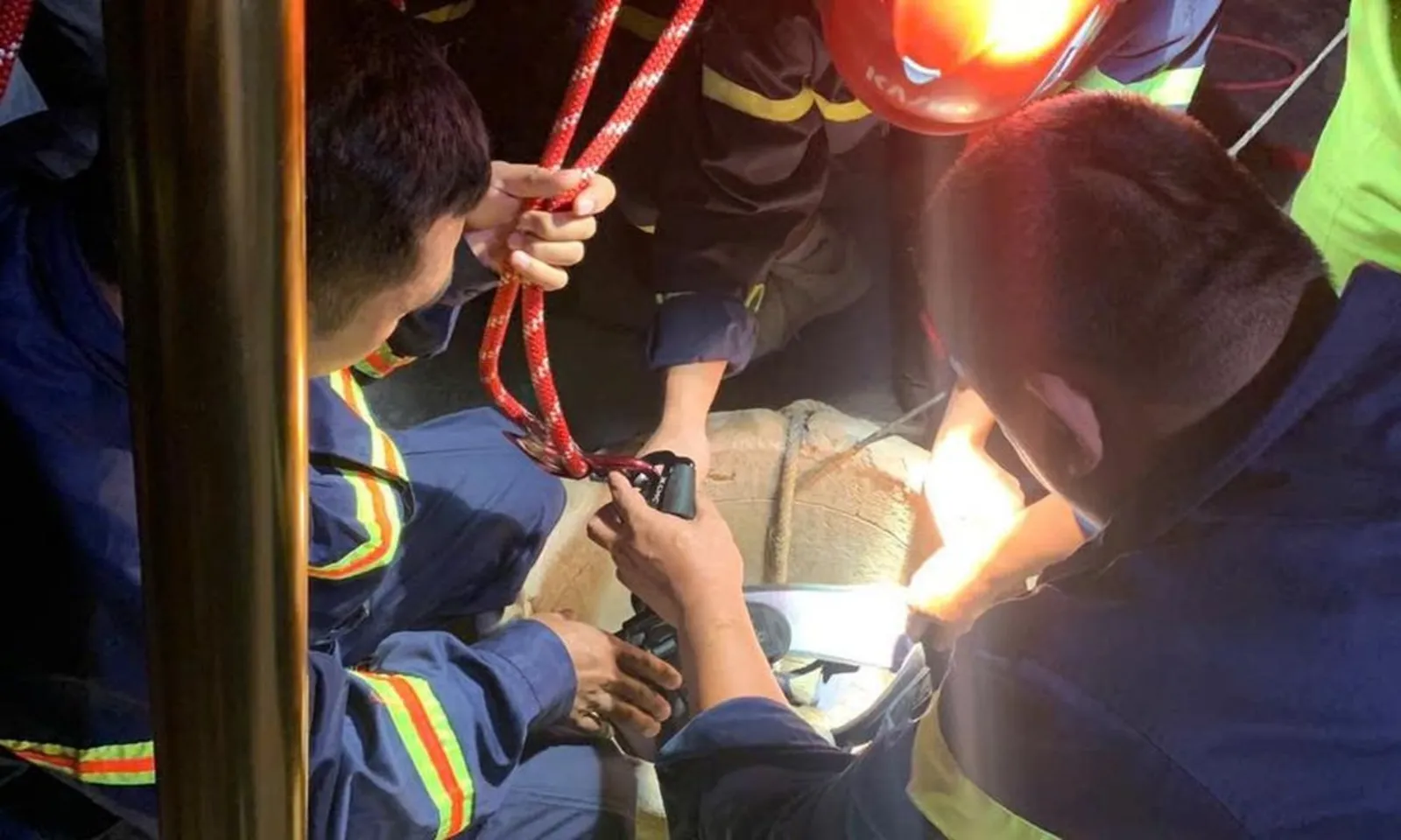 Kịp thời cứu cô gái rơi xuống giếng sâu trong đêm ở Gia Lai