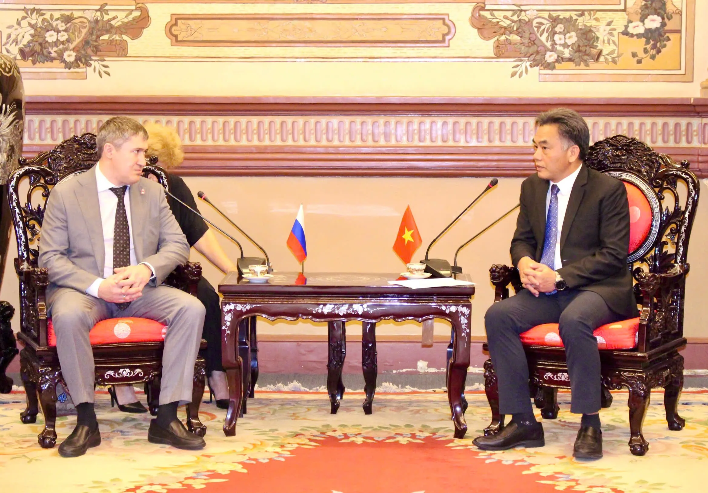 Phó Chủ tịch Thường trực UBND TP Hồ Chí Minh Nguyễn Lộc Hà tiếp xã giao ông Mahonin Dmitrii, Thống đốc tỉnh Perm