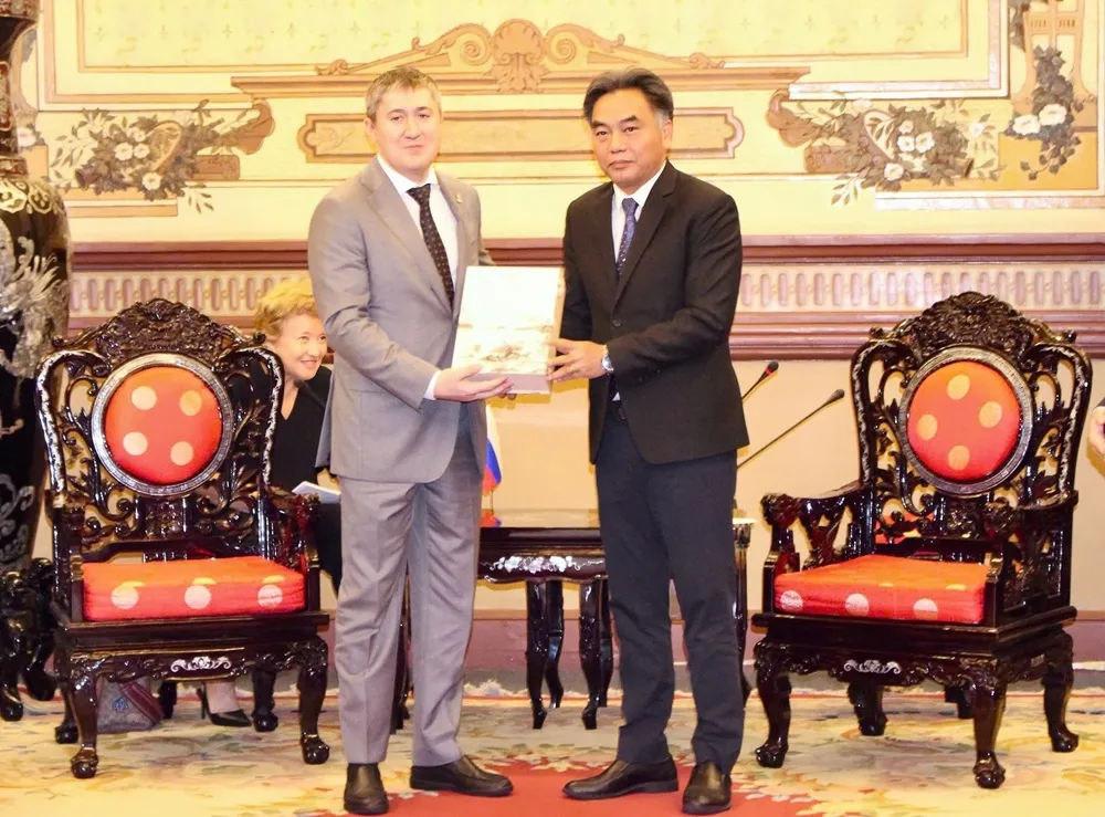 Phó Chủ tịch TT UBND TPHCM Nguyễn Lộc Hà tặng quà lưu niệm ông Mahonin Dmitrii, Thống đốc tỉnh Perm