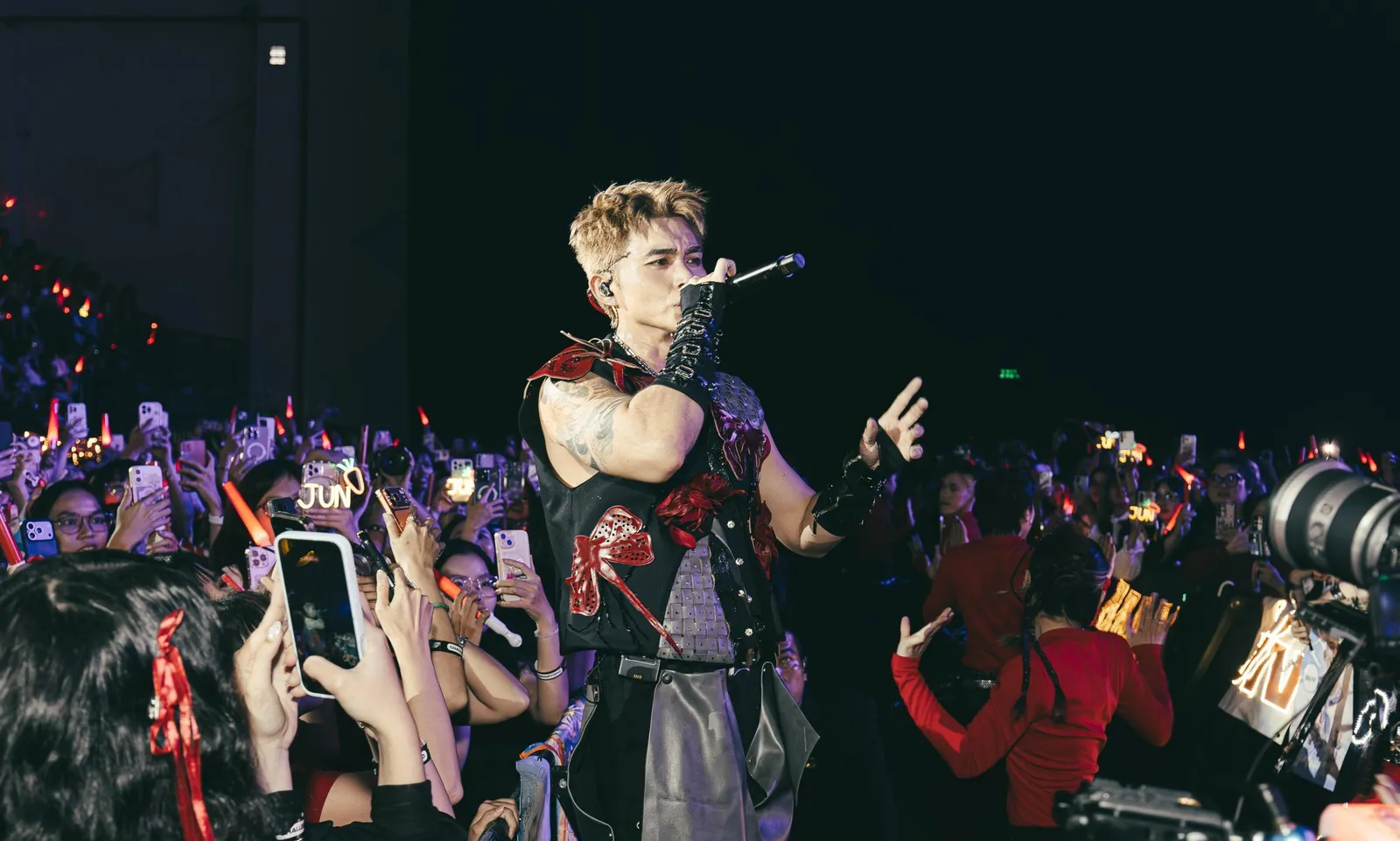 Trình diễn bùng nổ tại showcase J-UNZIP, Jun Phạm ‘giải nén’ phong cách âm nhạc mới 