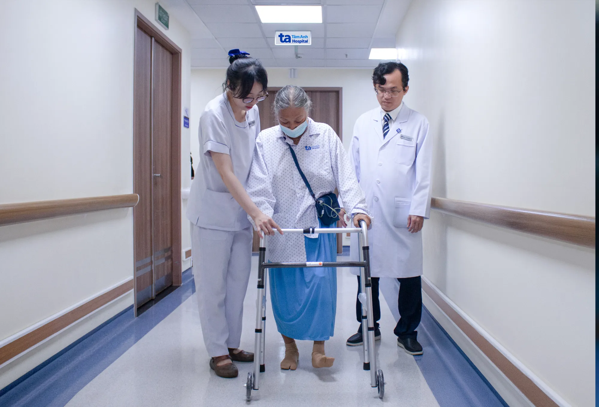 Bà Hồng tập đi lại ngay sau thay khớp bằng Robot CUVIS-Joint