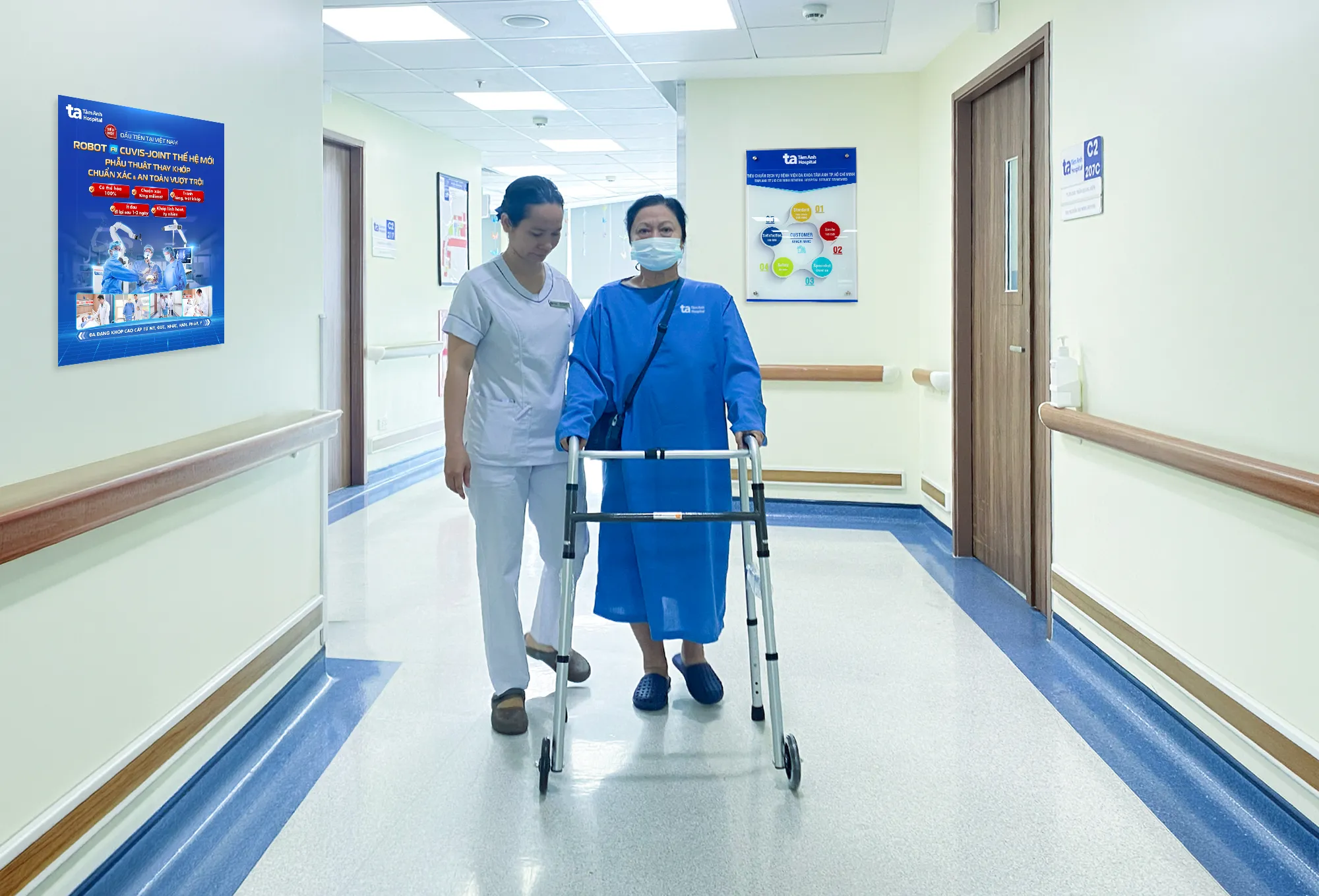 Bà Phước tập đi lại sau 2 ngày thay khớp gối với sự hỗ trợ của Robot CUVIS-Joint