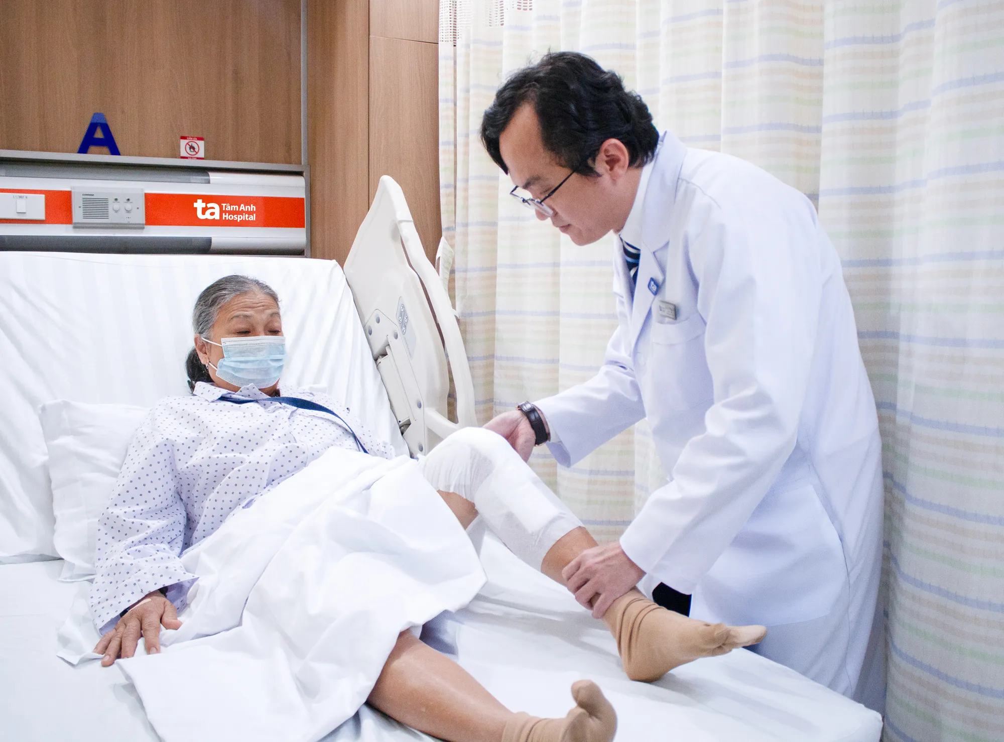 Bác sĩ Trương Hữu Bảo - Trưởng Chuyên khoa Chấn thương Chỉnh hình, kiểm tra khớp gối hồi phục tốt cho bà Hồng