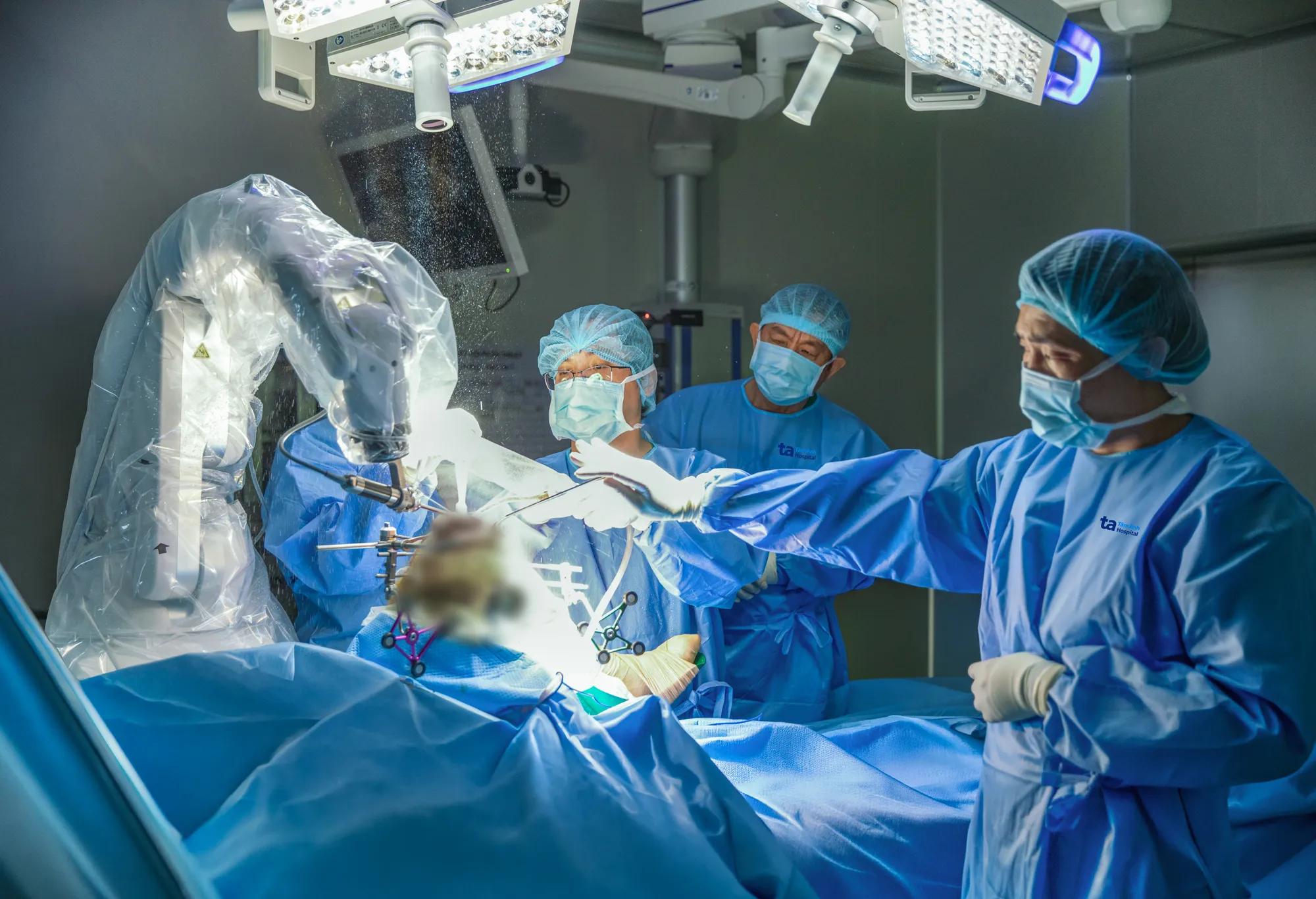 Robot CUVIS-Joint chủ động cắt xương thay khớp chuẩn xác từng milimet (3)