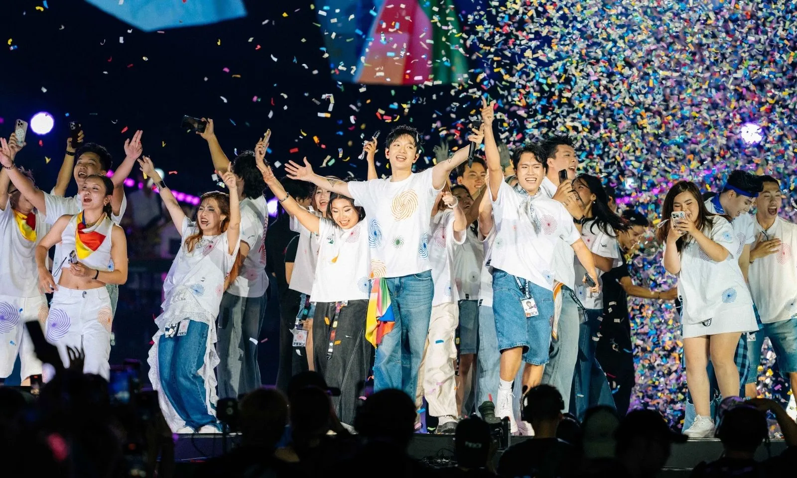 Concert Xoay Tròn của Hoàng Dũng thăng hoa giữa biển người hâm mộ