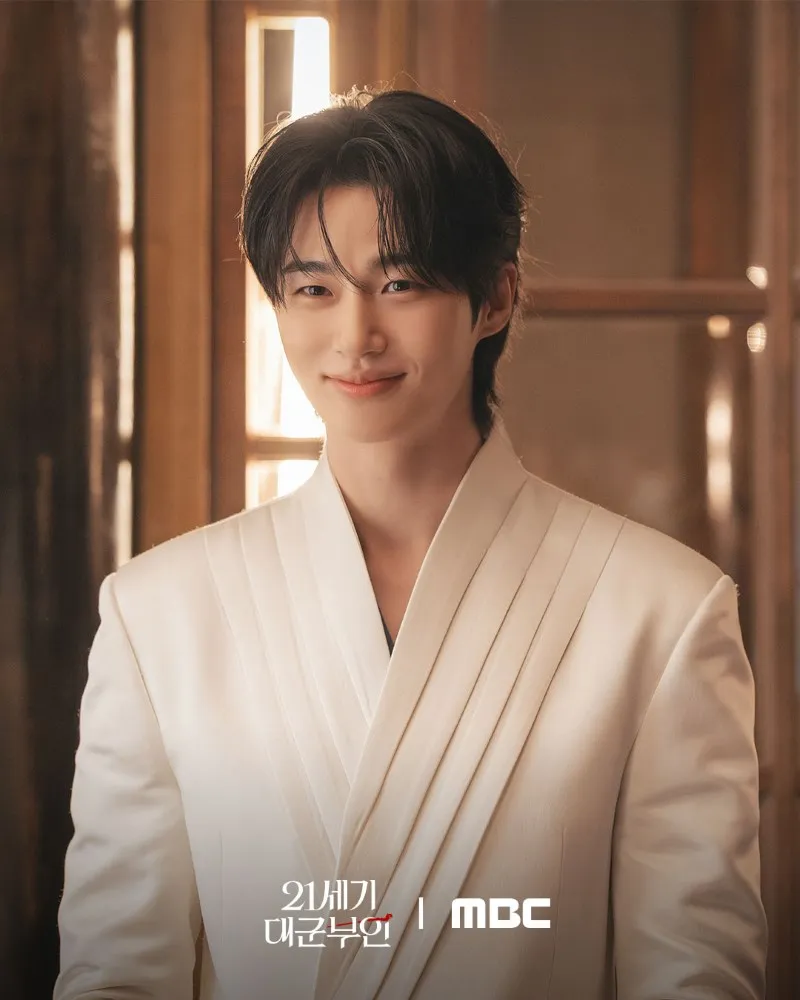 voh-iu-va-byeon-woo-seok-tai-hop-trong-perfect-crown-16