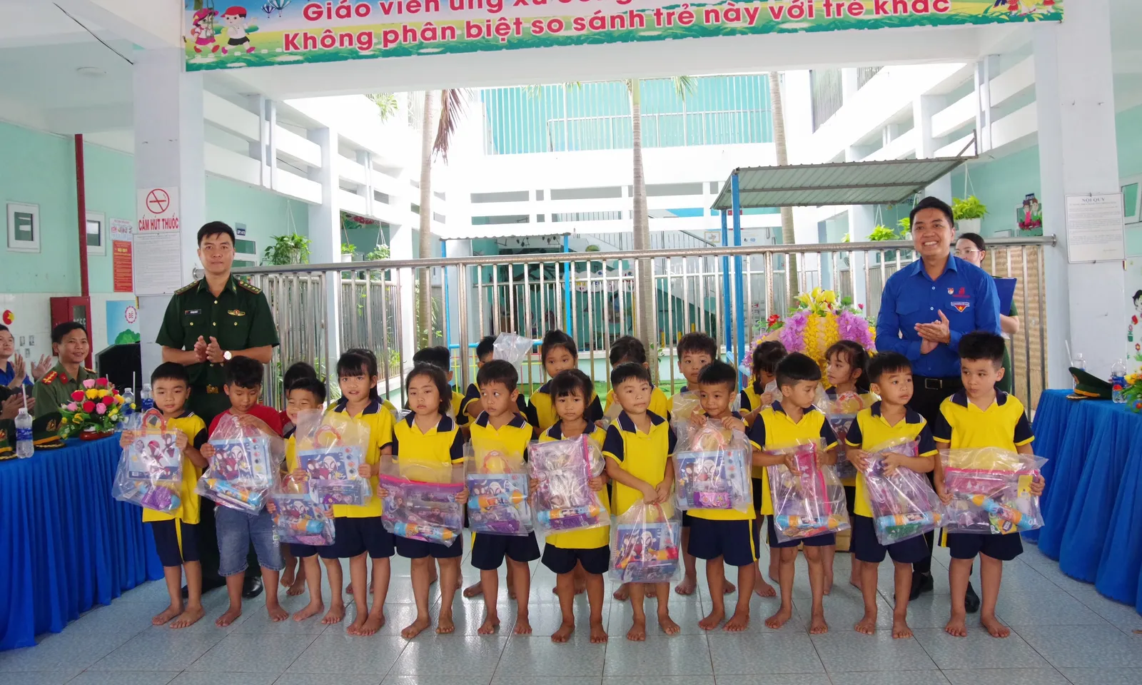 Trao tặng sân chơi, hệ thống lọc nước cho trẻ em xã ven biển Bình Châu