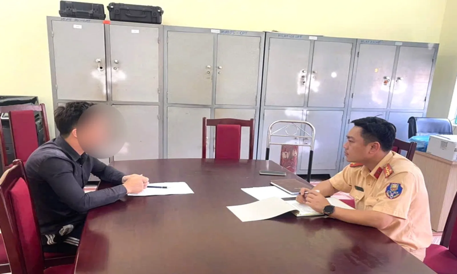 Vi phạm nồng độ cồn, không GPLX, tài xế lái ô tô bỏ chạy khi gặp CSGT – Hình 1