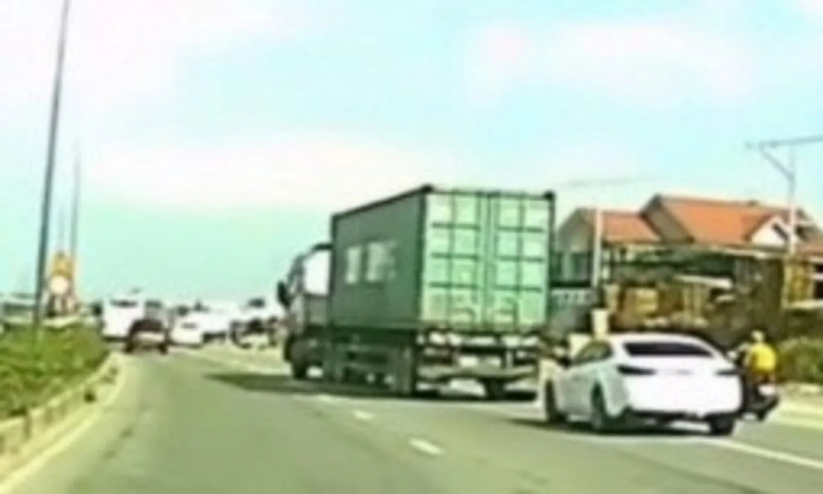 Xử phạt tài xế xe đầu kéo lạng lách trên đường Mỹ Phước – Tân Vạn – Hình 1