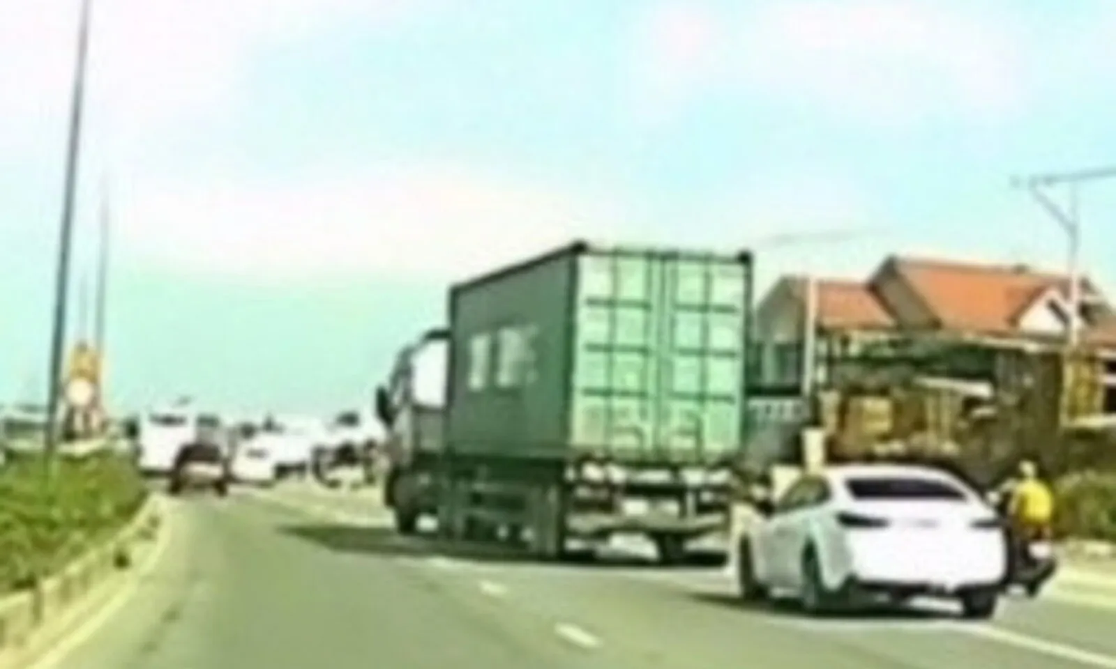 Xử phạt tài xế xe đầu kéo lạng lách trên đường Mỹ Phước – Tân Vạn