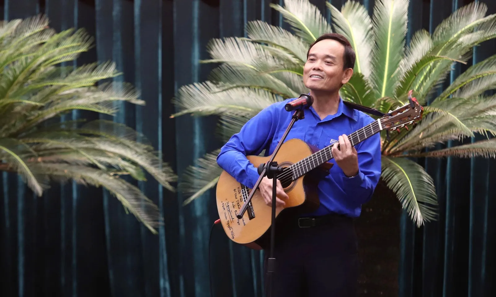 Bí thư Thành ủy TPHCM hát tặng thanh niên tại buổi gặp gỡ cán bộ Đoàn