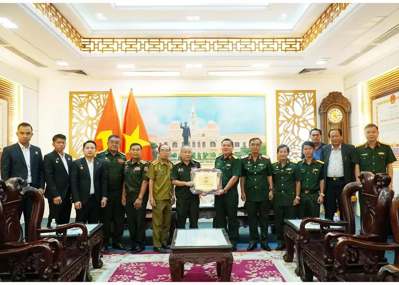 TPHCM tăng cường phối hợp trong công tác quân sự, quốc phòng với tỉnh Champasak