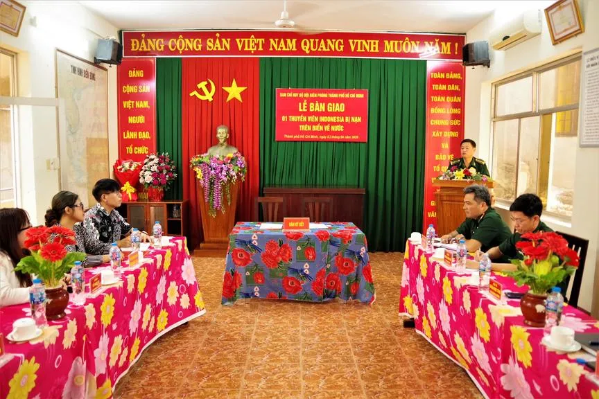 TPHCM bàn giao thuyền viên nước ngoài bị nạn trên biển 