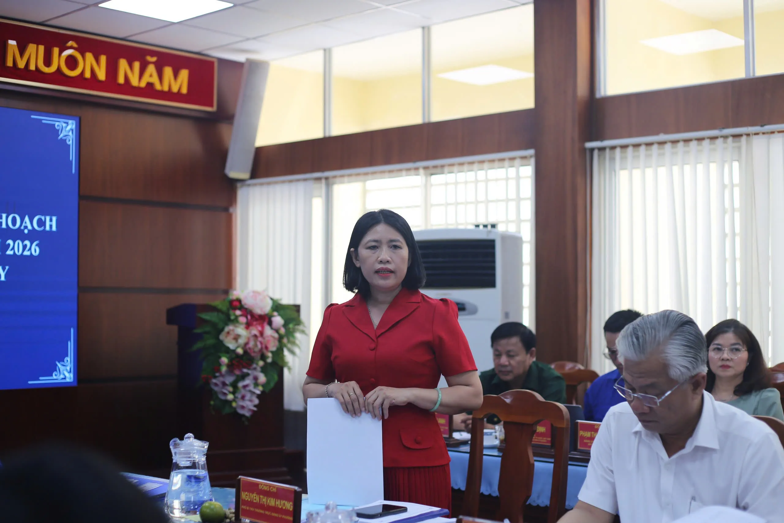 Bà Nguyễn Thị Kim Hương - Phó bí thư Thường trực phường An Lạc báo cáo với Đoàn khảo sát. Ảnh Thanh Thùy