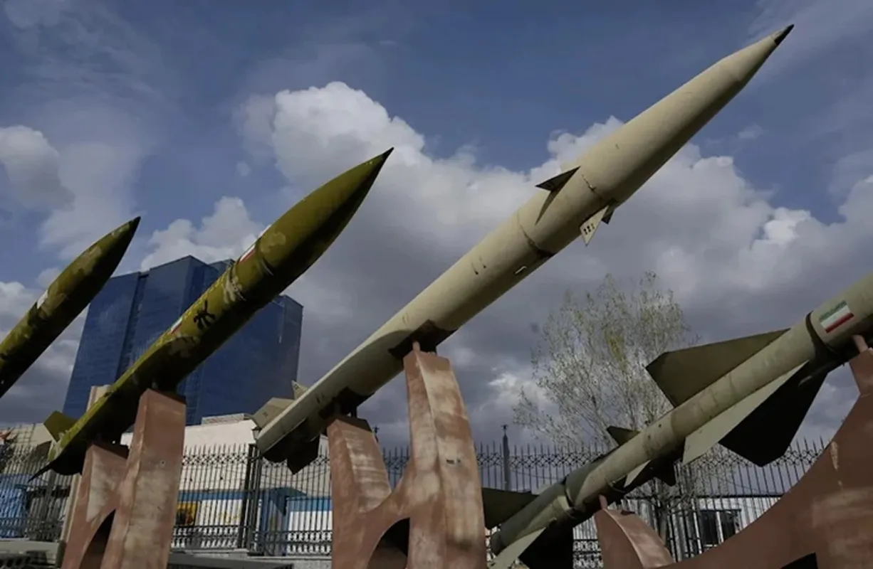 Các tên lửa do Iran sản xuất được trưng bày ở triển lãm tại phía bắc Tehran ngày 24-3 - Ảnh AP